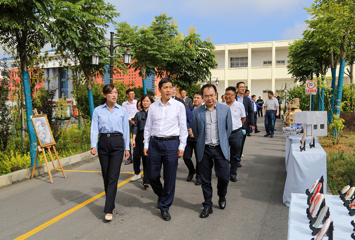 教育部黨組成員、副部長鐘登華在省市縣有關領導陪同下到我校調研