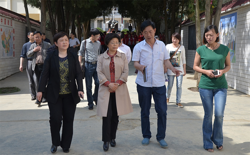 原畢節(jié)市副市長(zhǎng)冉霞(左二)、縣政協(xié)主席 安玲（左一）一行來(lái)我校調(diào)研